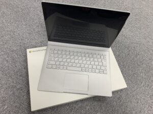 Surface Book 液晶が浮いている バッテリー膨張 膨らんでいる 液晶が閉まらない状態