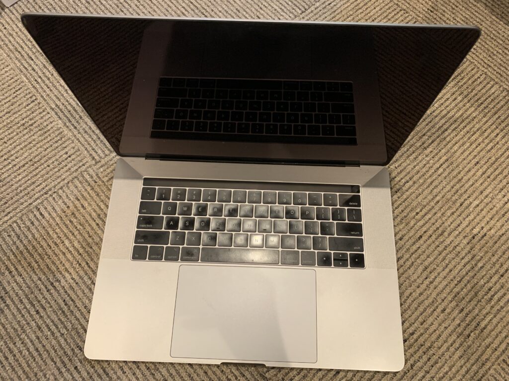 MacBook Pro 15 2017 水没　電源入らない　ジャンクパソコン 買取 売却